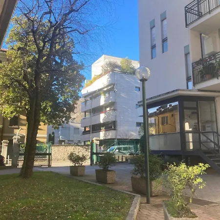 Apartment Charming King With Balcony And Jacuzzi Como