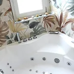 Apartament Charming King With Balcony And Jacuzzi Como